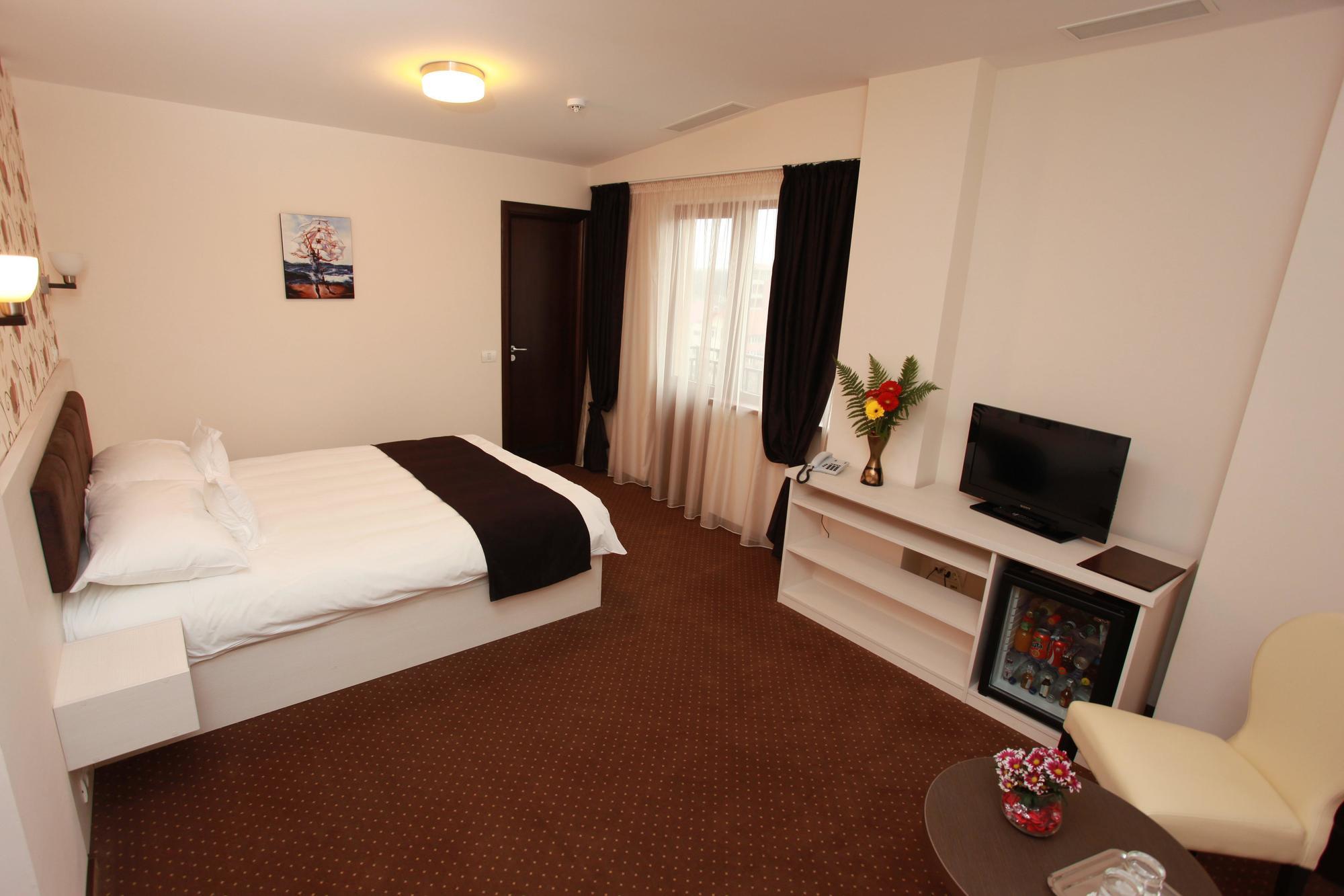 West Plaza Residence Букурещ Екстериор снимка